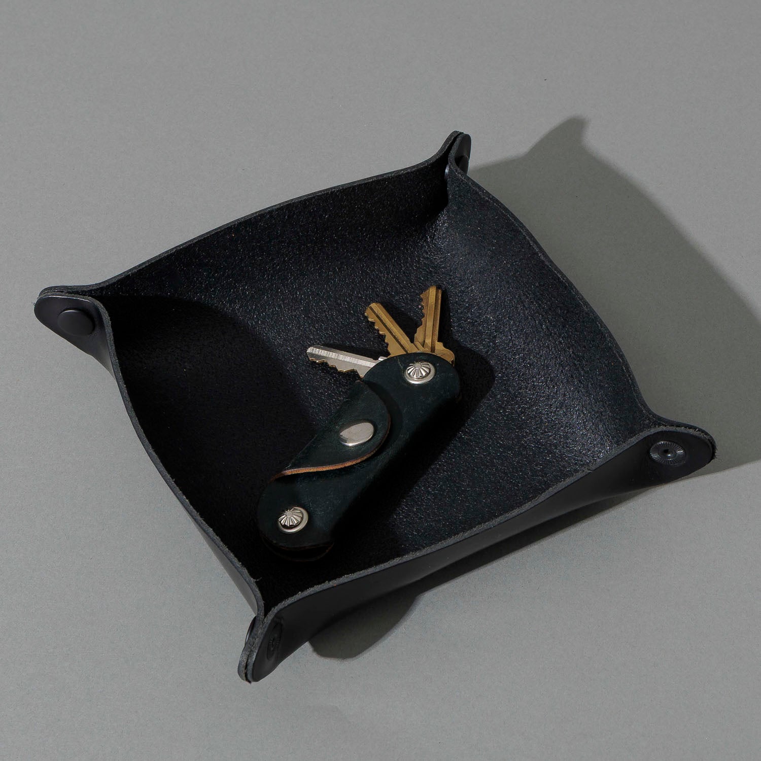 Valet Tray in Blacked Out Black Chromexcel®, assembled tray holding keys