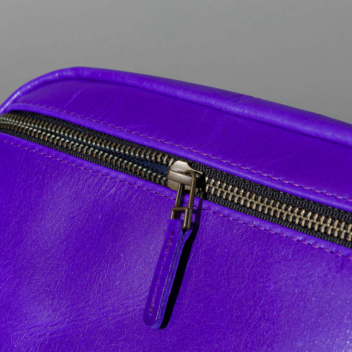 One-Off Sling Bag in Violet Latigo, close-up of the zipper