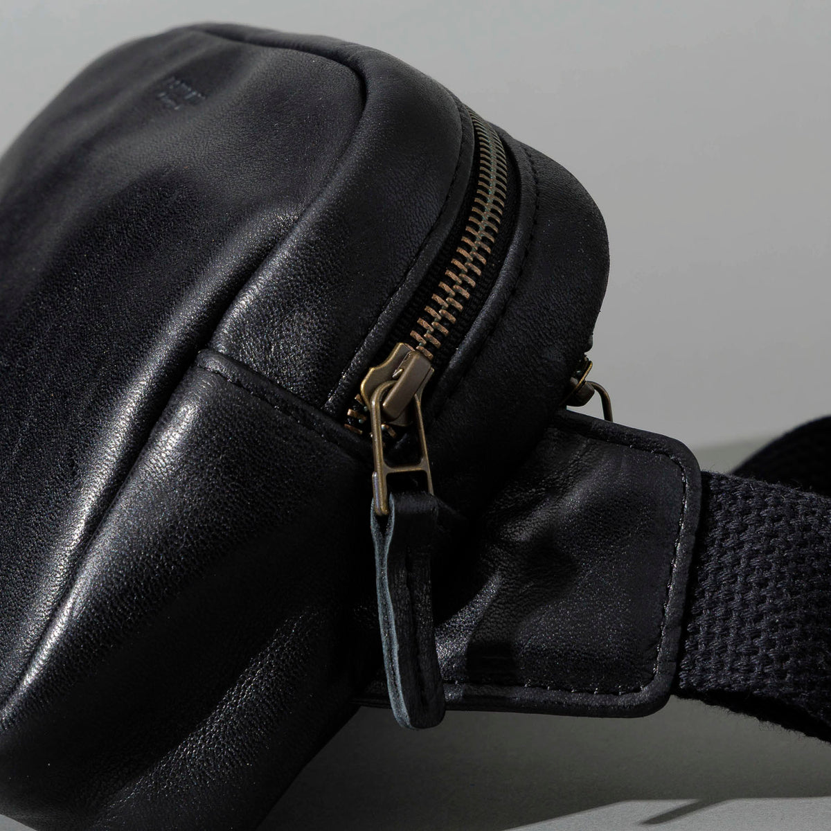 Sling Bag in Black Aspen Horsehide, close-up of the zipper, shot 3