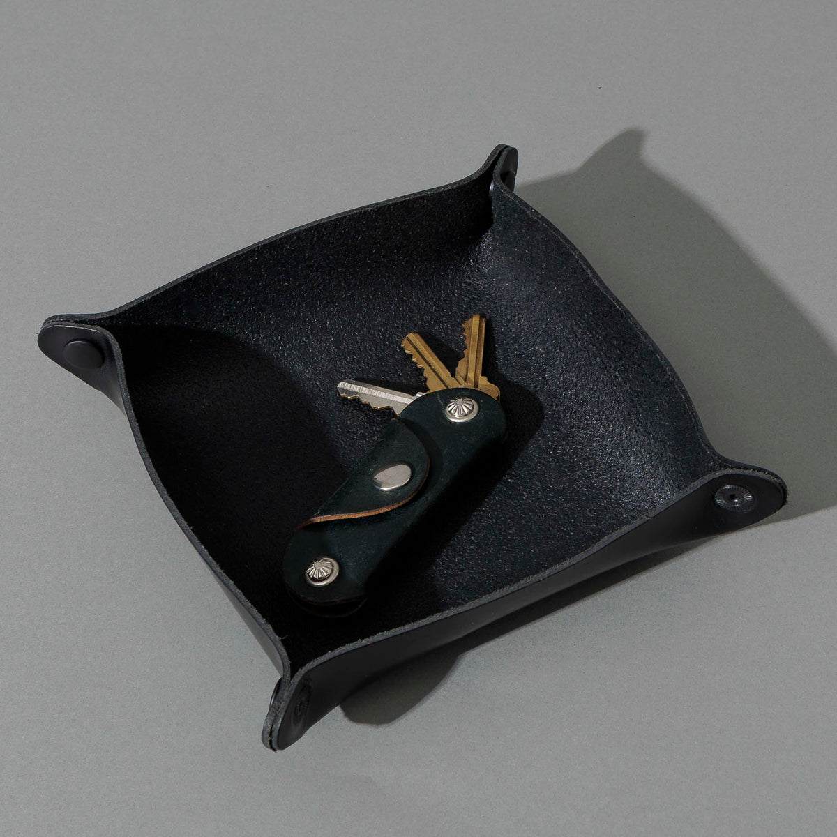 Valet Tray in Blacked Out Black Chromexcel®, assembled tray holding keys