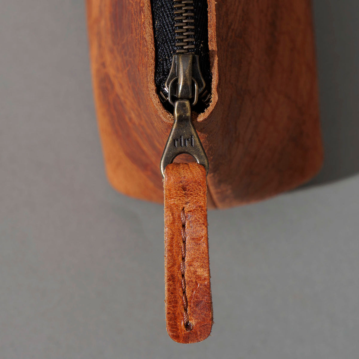 One-Off Prototype Pouch in Hammered Olive Tanned, close-up of the zipper