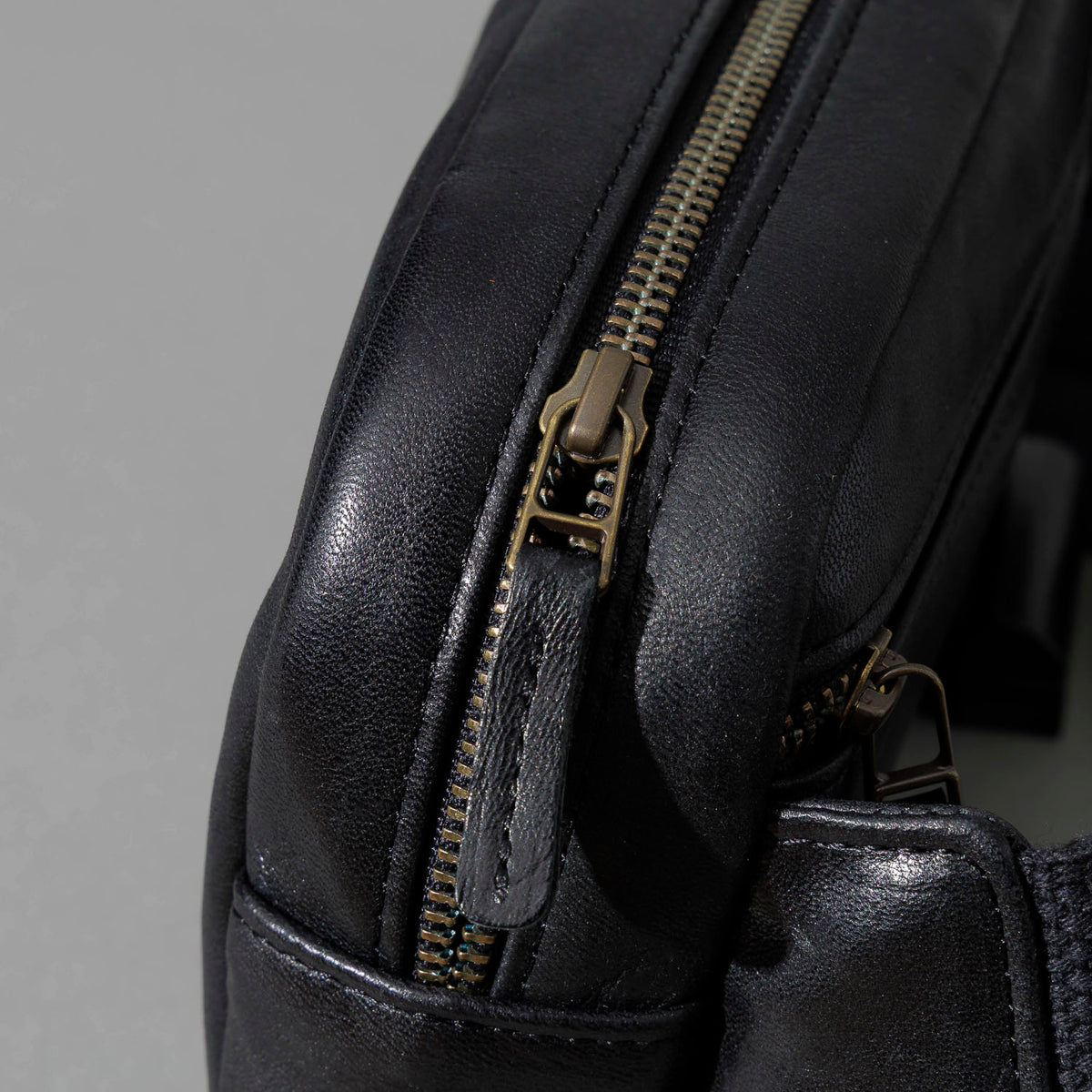 Sling Bag in Black Aspen Horsehide, close-up of the zipper, shot 2