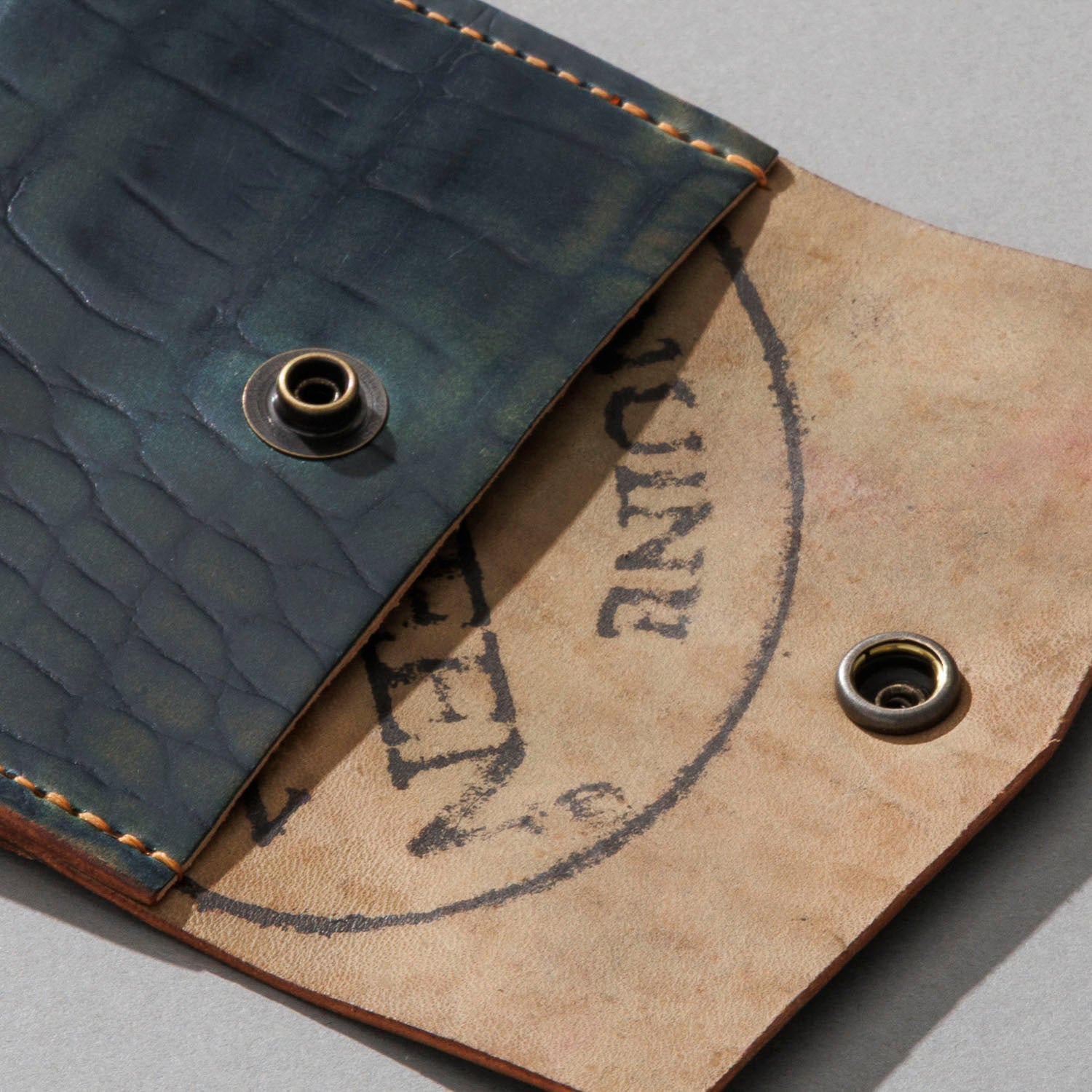 【本日掲載終了】【新品未使用】TRUCKIN COMPACT WALLET One-Off Prototype Vic Snap Wallet – Ashland Leather